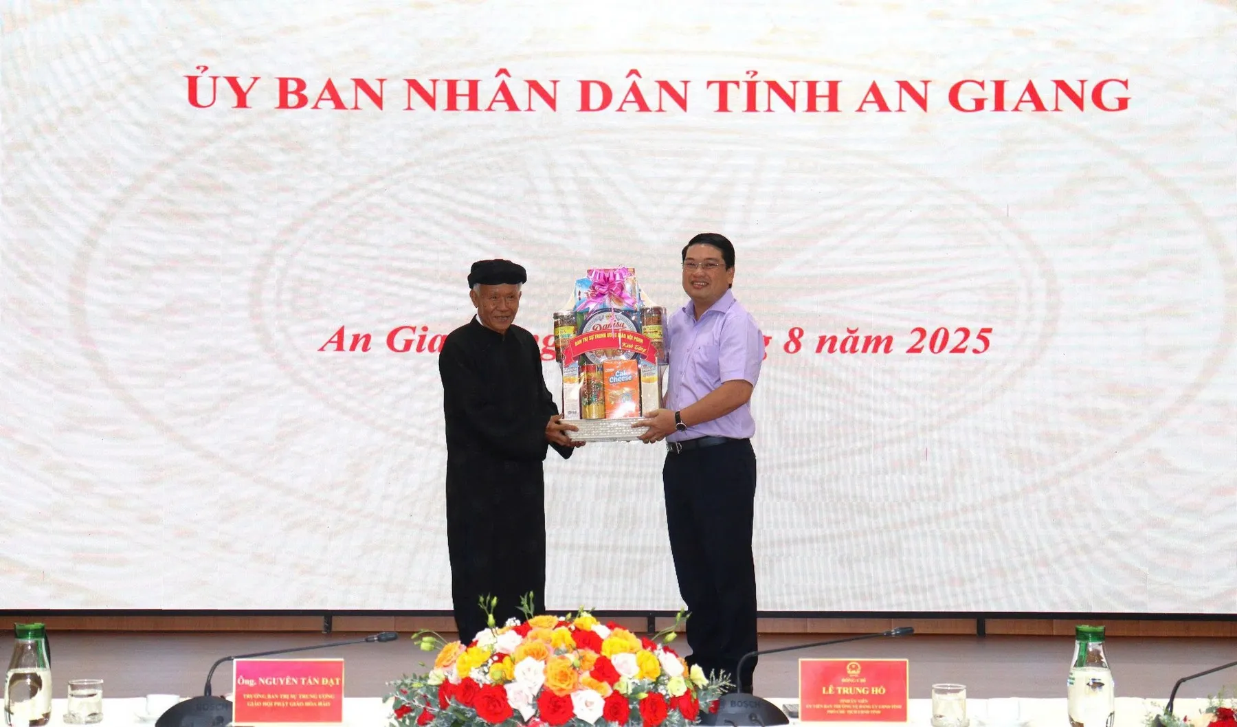 Trưởng Ban Trị sự Trung ương Giáo hội Phật giáo Hoà Hảo ông Nguyễn Tấn Đạt tặng quà chúc mừng Tỉnh ủy viên, Phó Chủ tịch UBND tỉnh An Giang Lê Trung Hồ