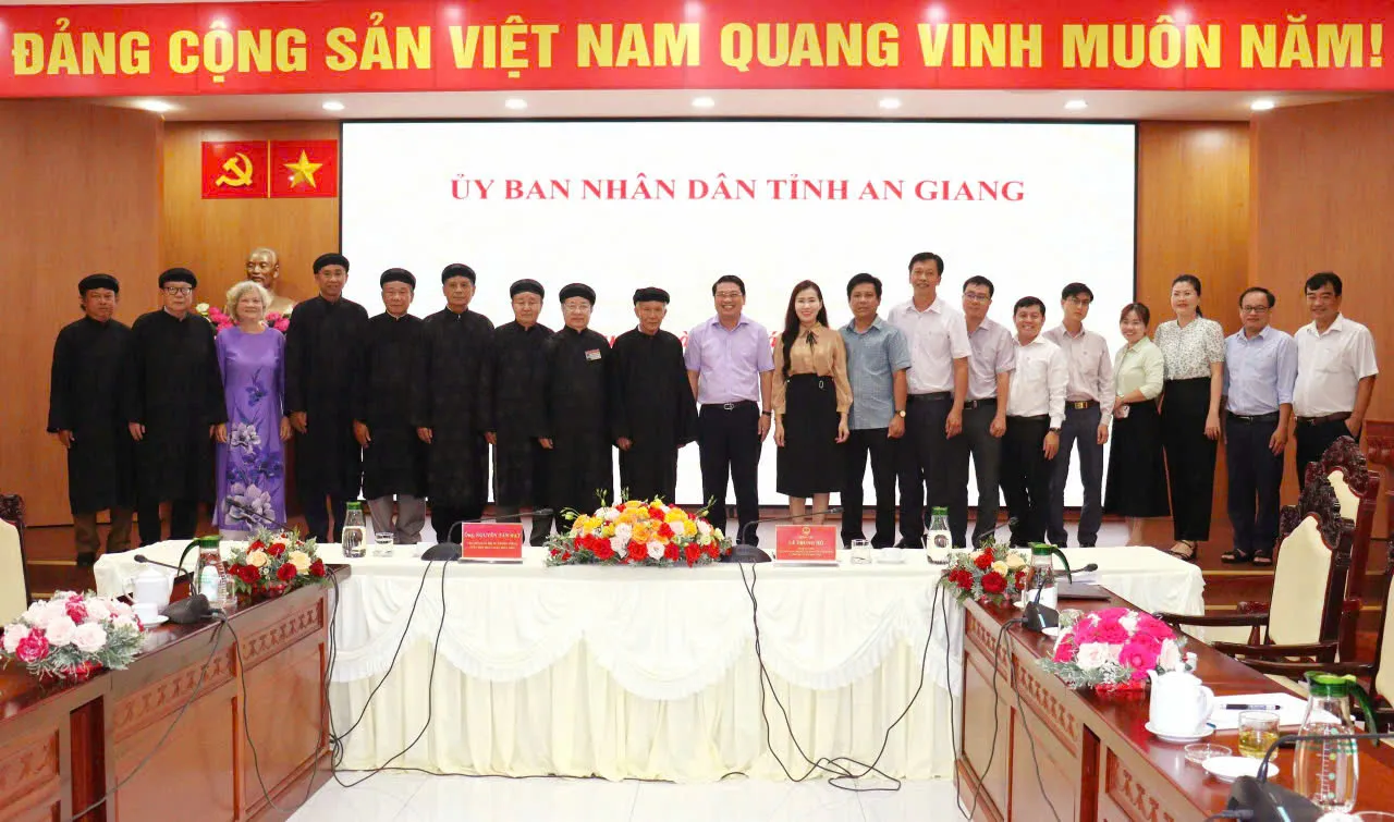 Đại biểu chụp ảnh lưu niệm