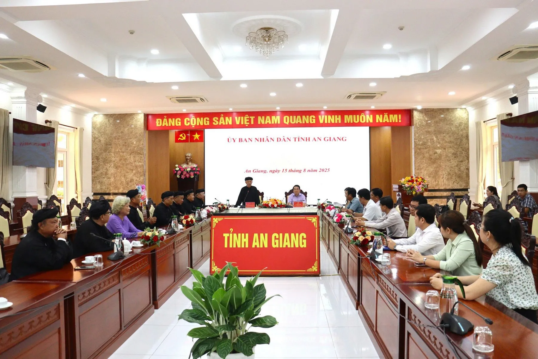 Quang cảnh buổi tiếp và làm việc