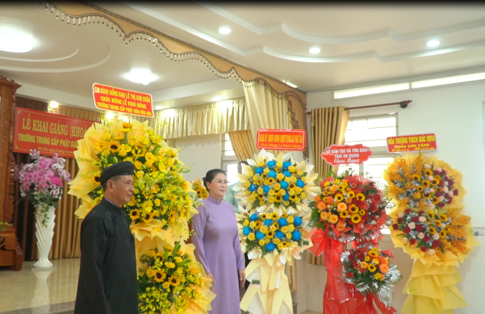 Gia đình đồng đạo Lê Thị Kim Châu tặng lẵng hoa chúc mừng