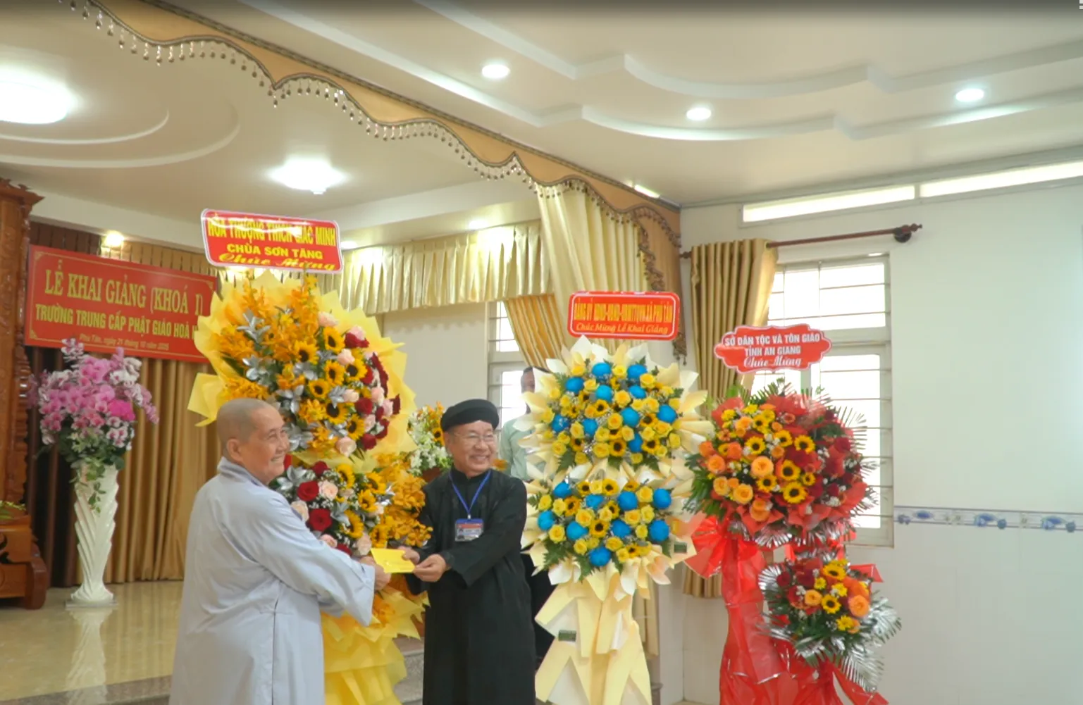 Sư cô Diệu Minh tặng lẵng hoa chúc mừng