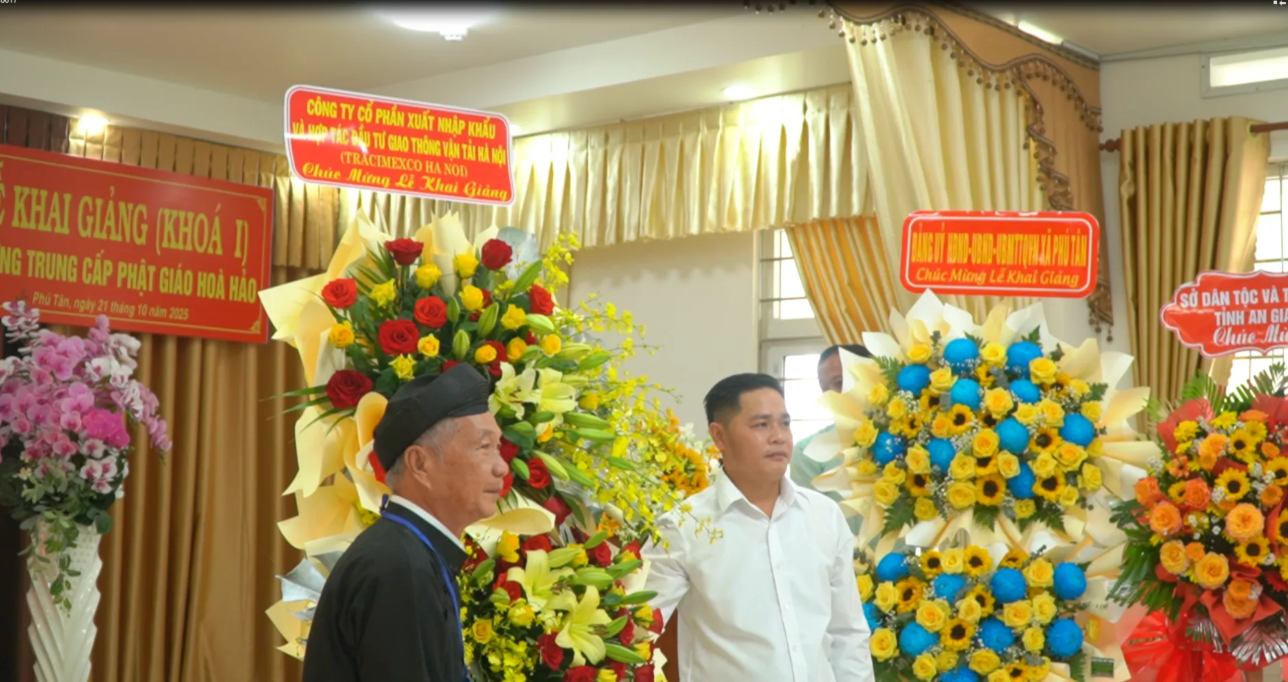 Công ty Cổ phần Xuất nhập khẩu và hợp tác đầu tư giao thông vận tải Hà Nội tặng lẵng hoa chúc mừng