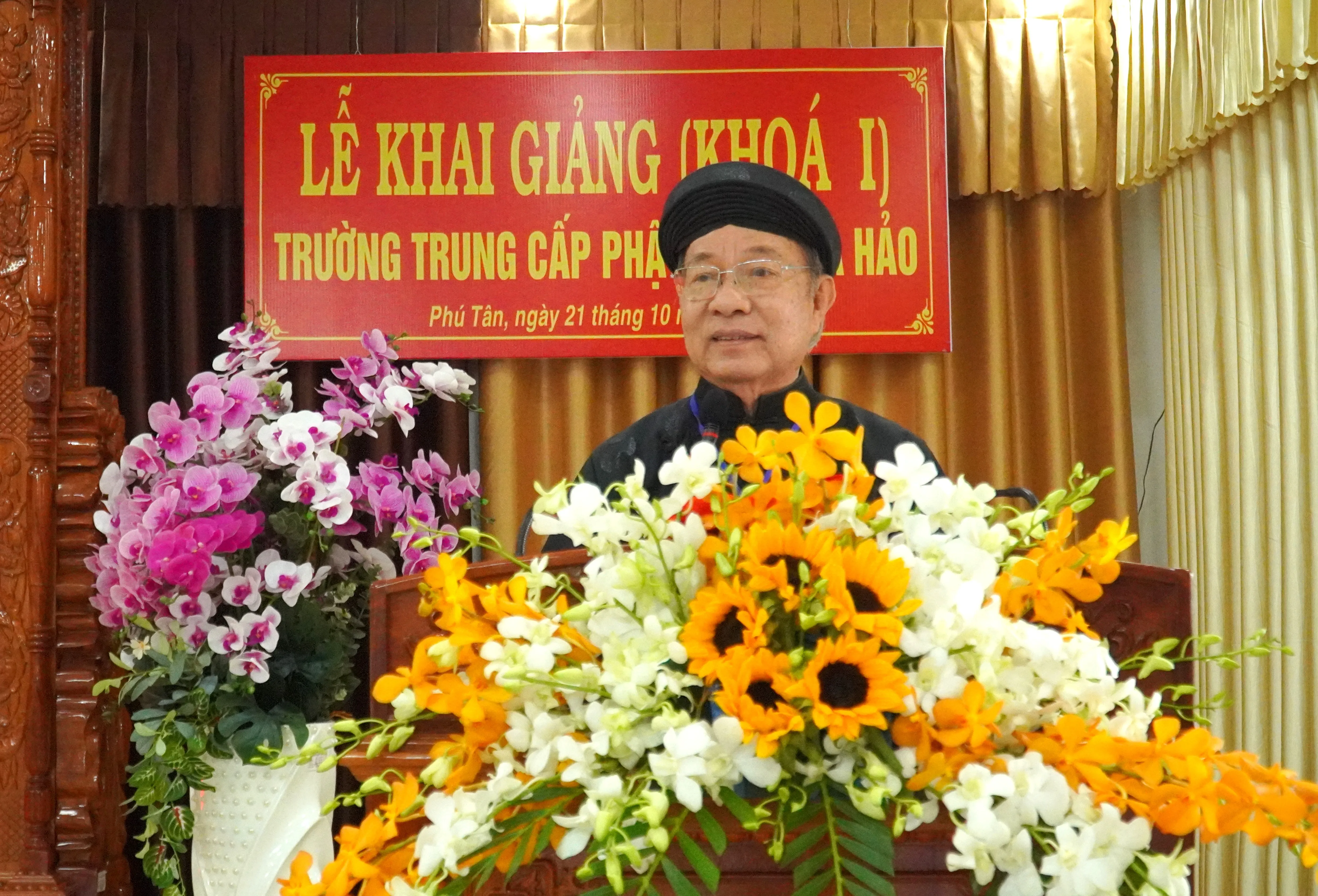 Ông Nguyễn Huy Diễm, Phó Trưởng Ban Thường trực Ban Trị sự Trung ương GH PGHH, Hiệu Trưởng Trường Trung cấp PGHH phát biểu khai mạc lễ khai giảng