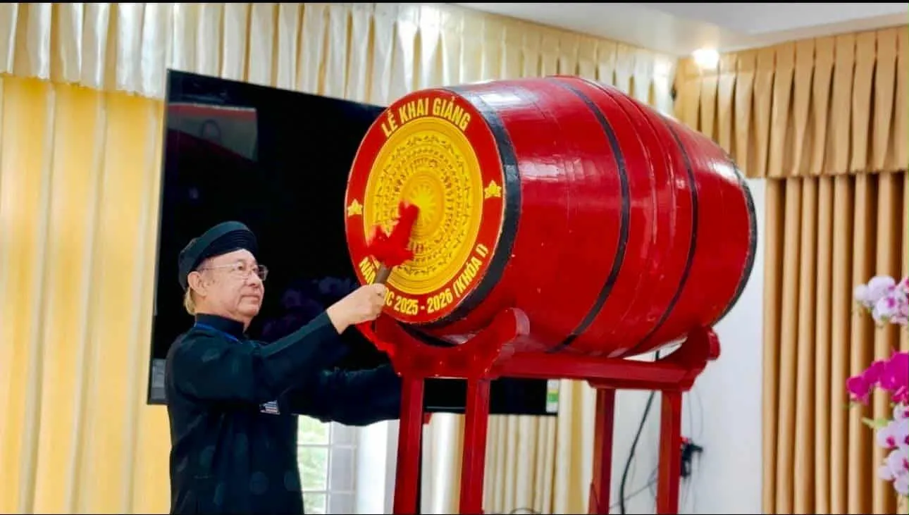 Ông Nguyễn Huy Diễm, Phó Trưởng Ban Thường trực Ban Trị sự Trung ương GH PGHH, Hiệu Trưởng Trường Trung cấp PGHH thực hiện nghi thức đánh trống khai trường