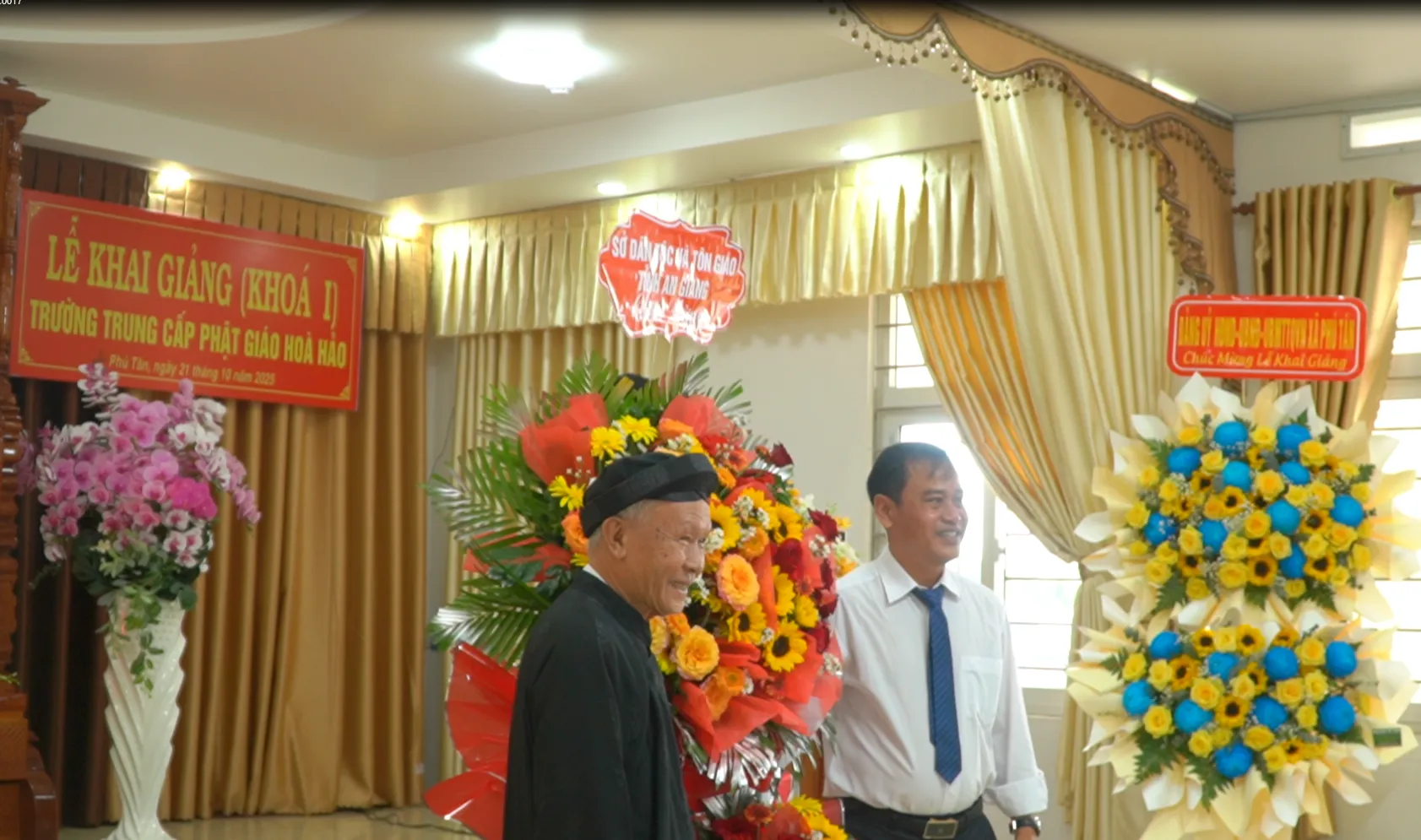 Sở Dân tộc và Tôn giáo tỉnh An Giang tặng lẵng hoa chúc mừng