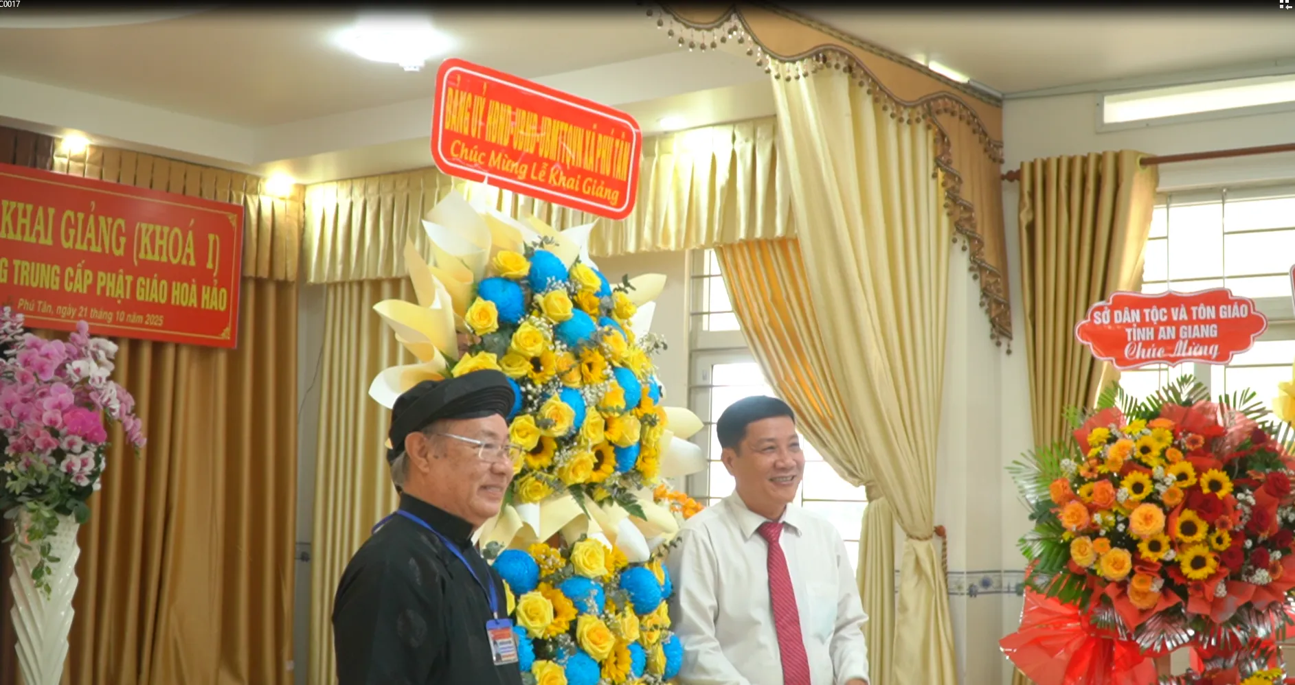 Đảng Uỷ - HĐND - UBND - UBMTTQVN xã Phú Tân tặng lẵng hoa chúc mừng