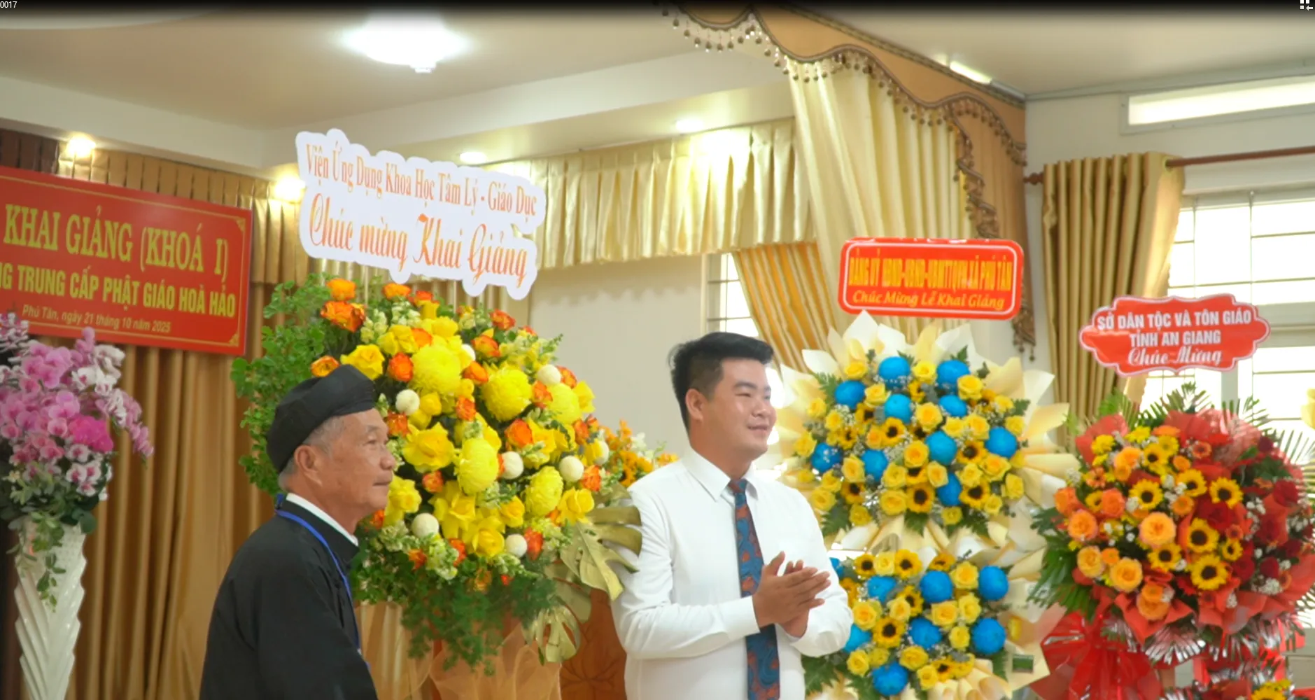 Viện Ứng dụng Khoa học Tâm lý - Giáo dục thành phố Hồ Chí Minh tặng lẵng hoa chúc mừng